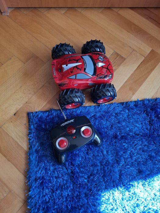 Mașinuță cu telecomandă care merge pe apă !