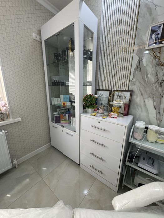 Shkaf va komod kosmetolog, salon va laboratoriya va