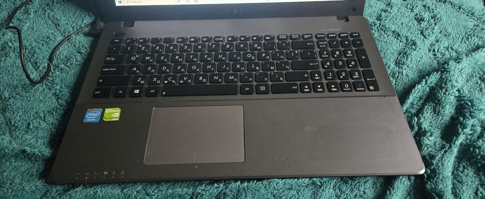 Лаптоп asus продавам