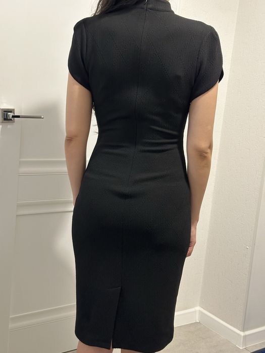 Черное платье обтягивающее
