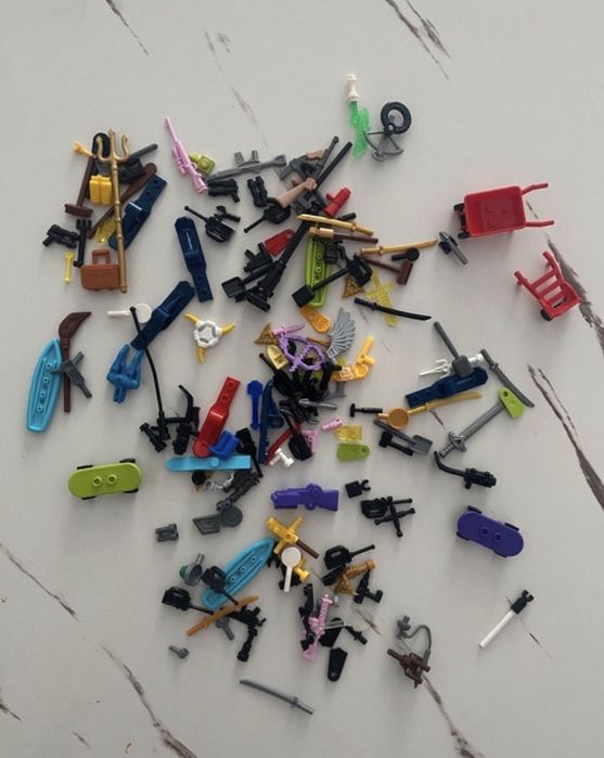Colecție variată de accesorii și arme în miniatură pentru figurine LEGO