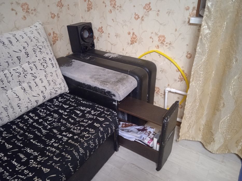 Продаётся диван угловой. Или диван и 2 кресла.