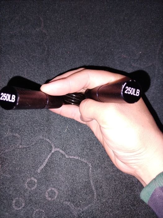 Ekspander qo'llar va barmoqlar uchun trenajor