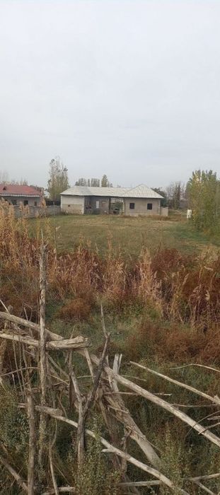 Uy sotiladi Roxat postidan 25 km 10 xonaliy uy gaz svet bor 1