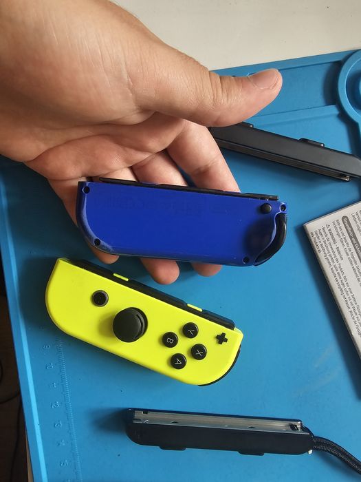 Nintendo Switch Joy-Con – син + жълт, с каишки и кутия