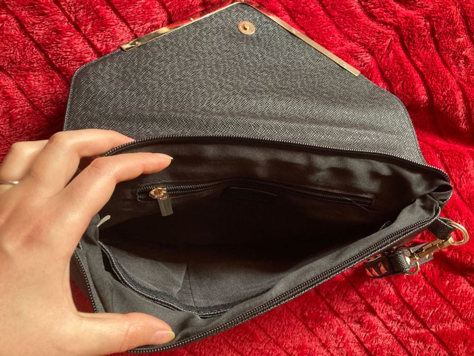 Черна чанта/клъч от изкуствена кожа с капси