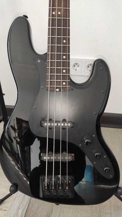 Бас гитара Schecter Diamond серия. Цифровой пульт Soundcraft ui16