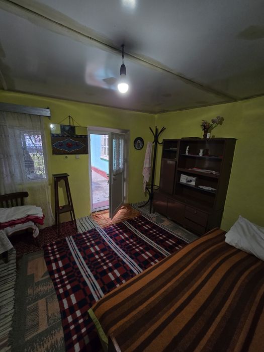 Casă la țară cu grădină mare și anexe, ideală pentru familie