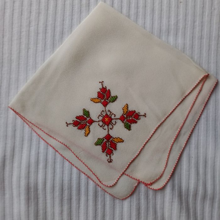 Продавам копринени, ръчно бродирани дамски кърпички.