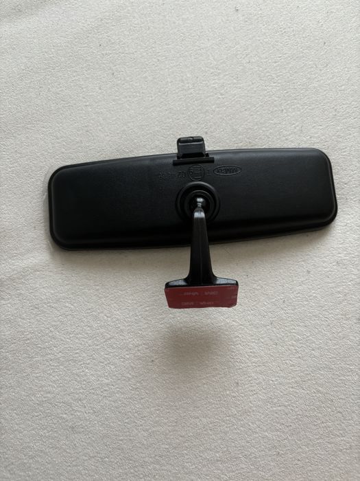 огледало за обратно виждане за кола