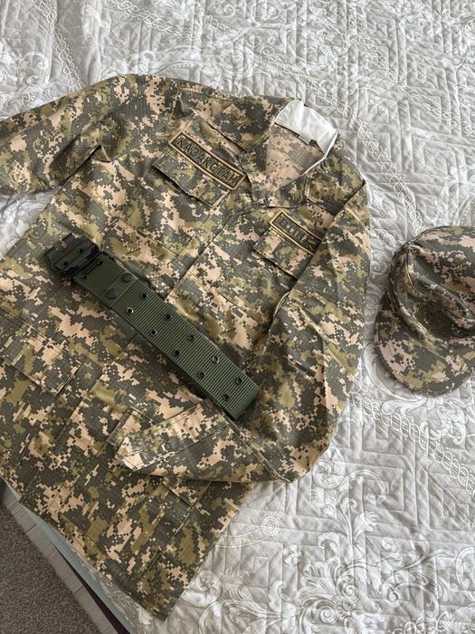 Военная форма с кепкой и ремнем