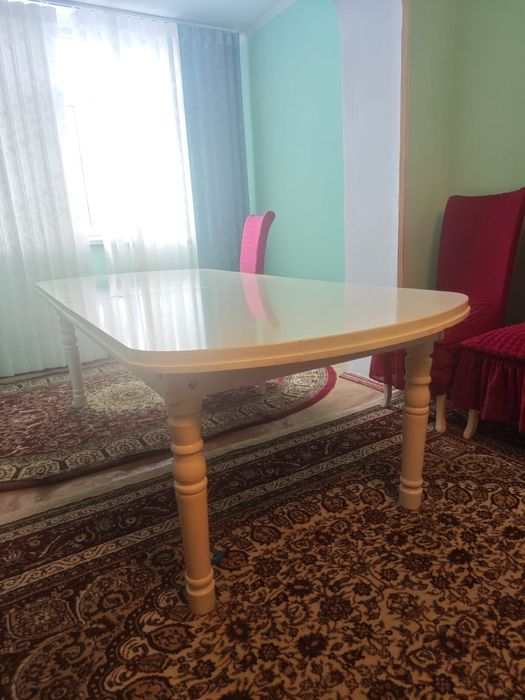 Стол и стулья для зала