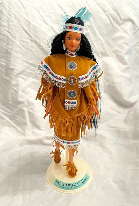 Кукла  Барби в индейском костюме .