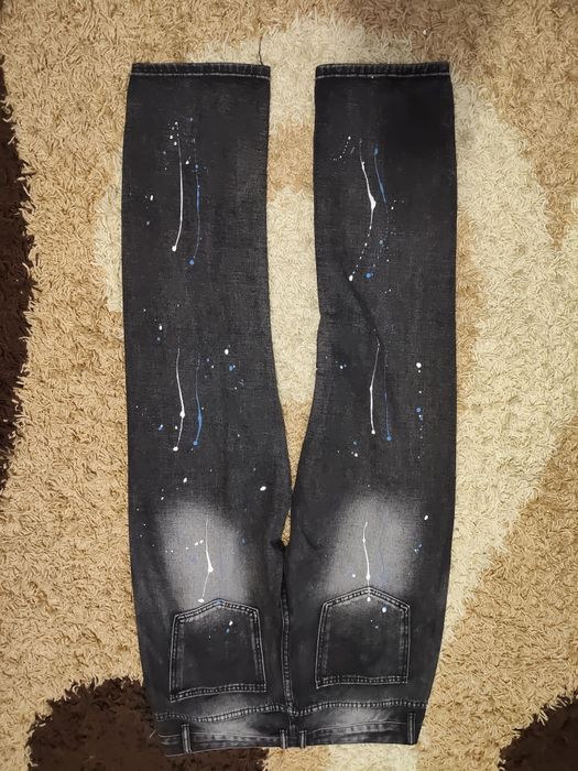 Pantaloni negri rupți cu pete de vopsea