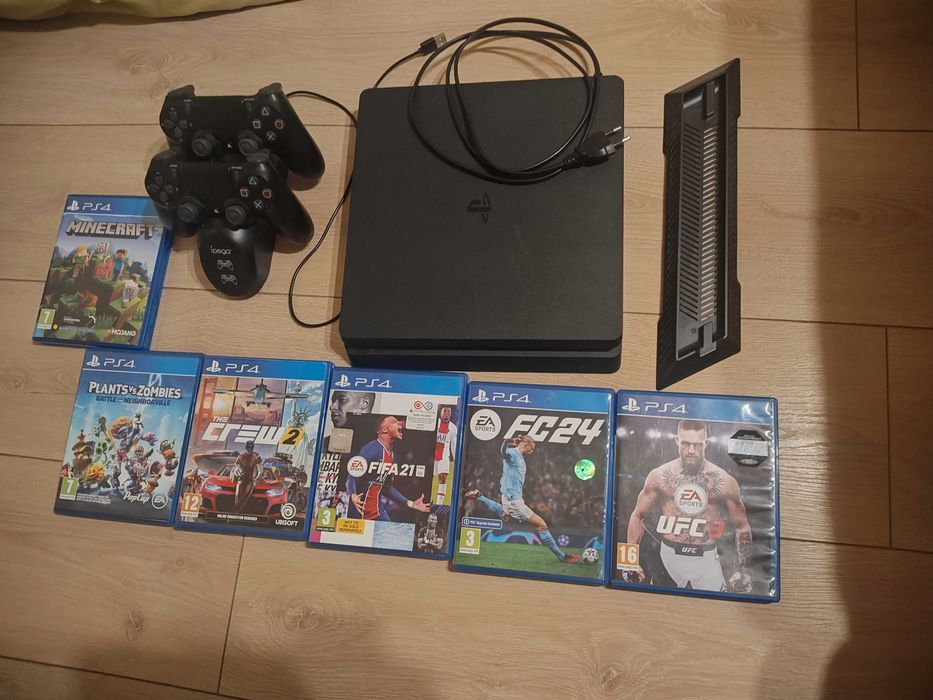 Плейстейшън 4 слим,2 джойстика и 6 игри, стойка и станция за зареждане