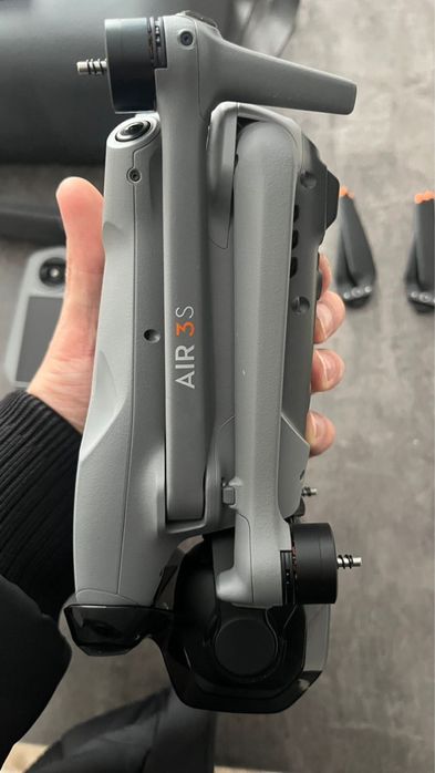 продам дрон DJI Air 3s Fly more combo