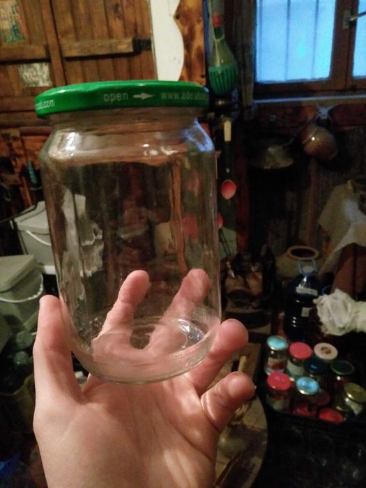 Продавам стъклени буркани и шишета