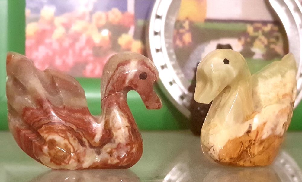 Пара лебедей из нефрита