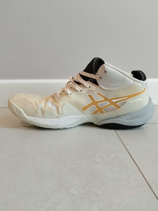 Asics meterise white and gold line.