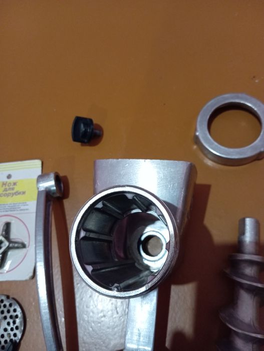 Мясорубка ручная новая