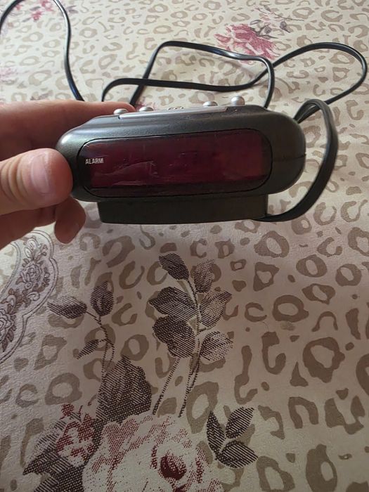 Ceas digital cu alarmă și  priză și baterie