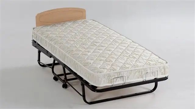 Pat pliant cu saltea.