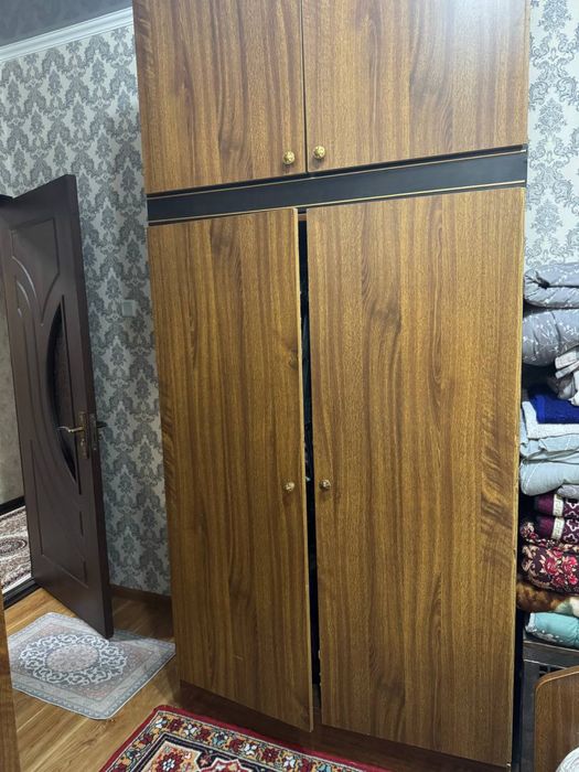 kiyimlar uchun shkaf