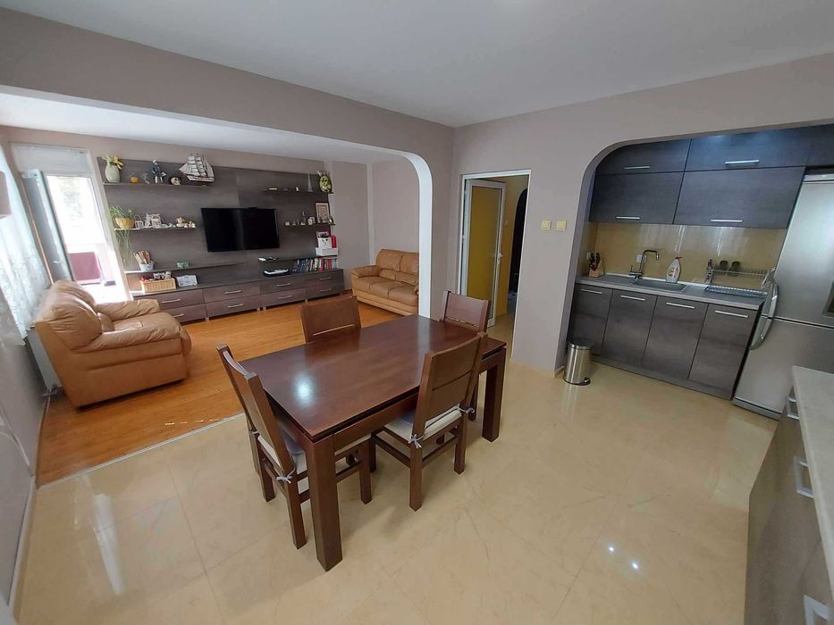 Продава се Тристаен апартамент в Търговище, Център - 115 кв.м за 1242 €/кв.м - Снимка #2