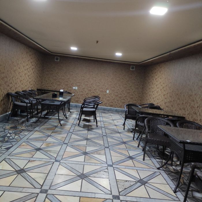 Чирчиқ шаҳри марказида ишлаб турган кафе сотилади.