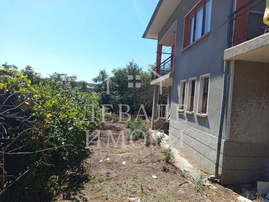 Продава се масивна двуетажна къща в центъра