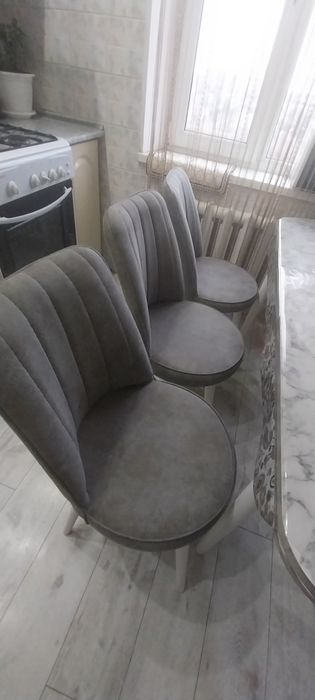 Кухонный стол со стульями