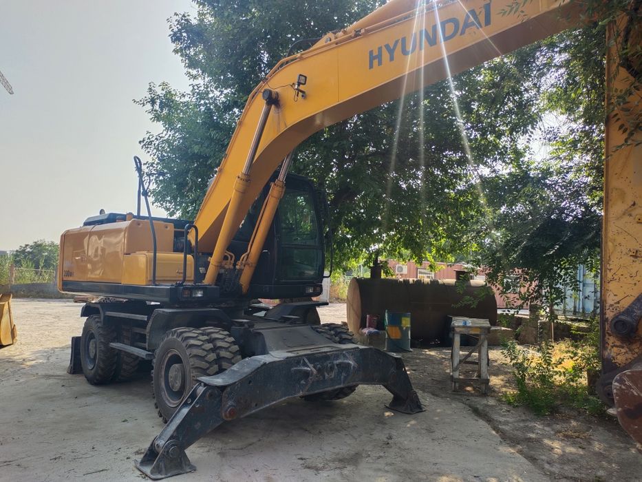 Экскаватор HYUNDAI 200 W 7 сотилади!