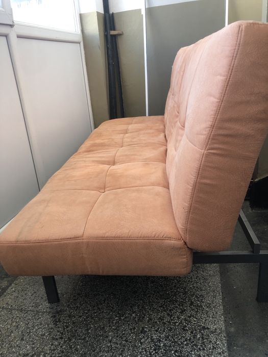 Разтегателен диван – удобен и компактен, в цвят праскова