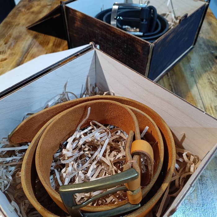 Кожаный  ремень в подарочной коробке