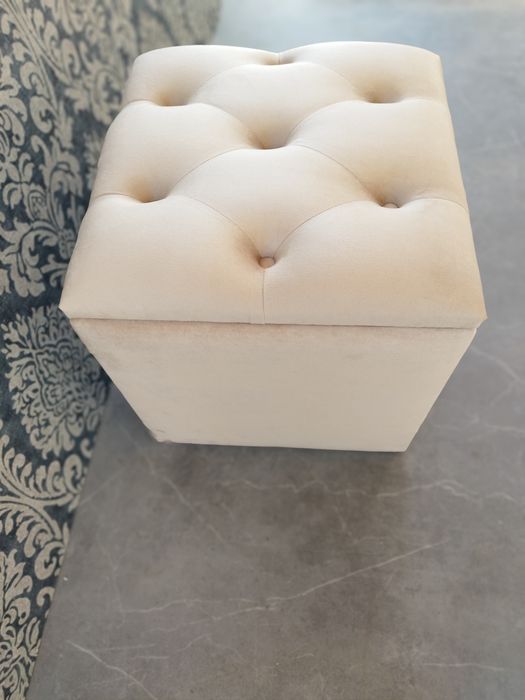 Vând taburet tapițat Chesterfield catifea crem (bej) cu spatiu pentru