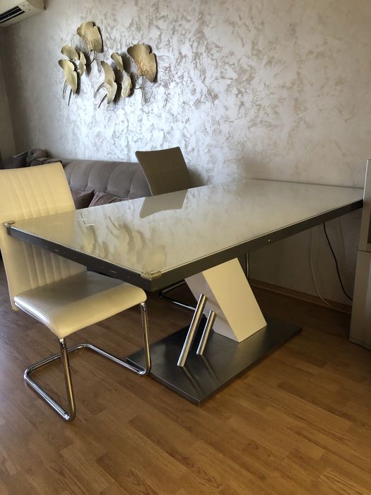 бяла със сиво луксозна трапезна маса