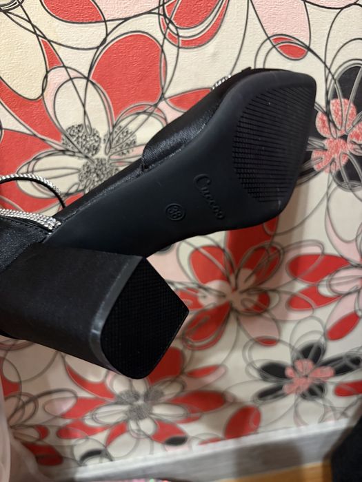 Обувки на ток с панделка