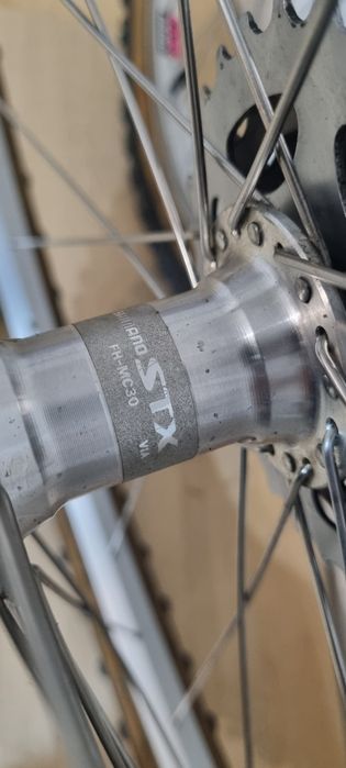 Set roti MTB 26"
Jante aluminiu ARAYA cu uzura minima,
Spite aliaj, 
Caseta pinioane 8 viteze,
Butuci Shimano,
Cauciucuri IRC METRO 26x1,5 in stare f
