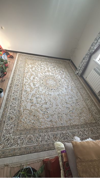 Продается ковер бежевый