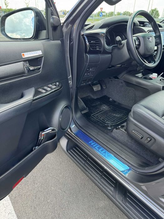 Toyota Hilux Invincible 2.8D 4x4 automat 2022 - impecabil, doar garaj, versiune Germania