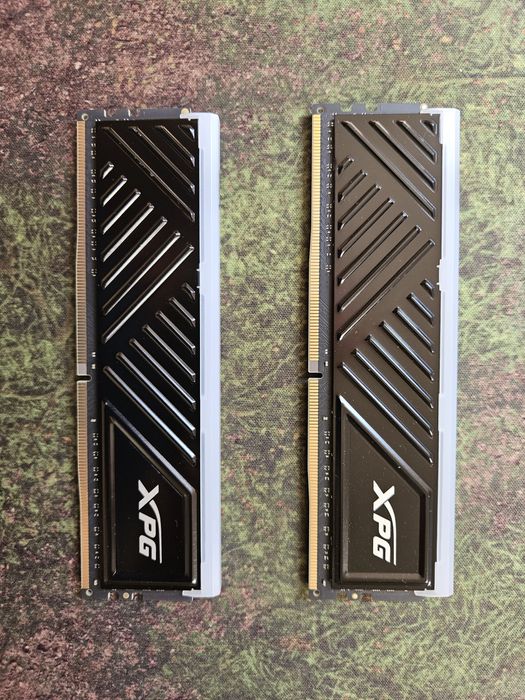 Vand 2 x 8 Gb DDR4 ADATA XPG (3600 Mhz - CL18)