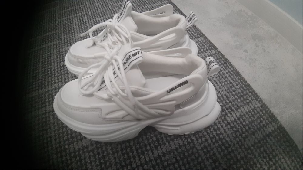 38номер,маратонки в бял цвят