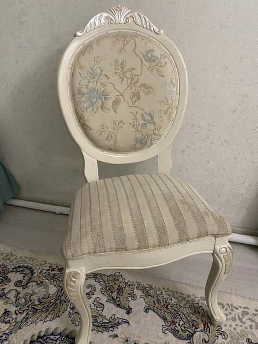 Стол со стульями