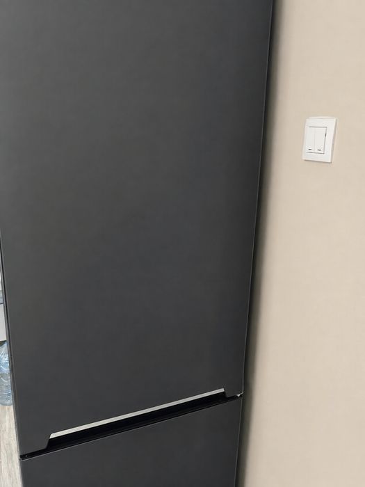 Combină frigorifică Heinner 268 L neagră – necesită reparație – 130 lei fix