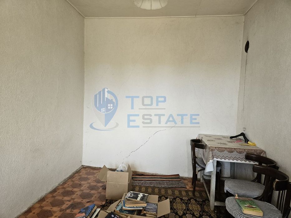 Здрава тухлена къща с кладенец в село Караисен