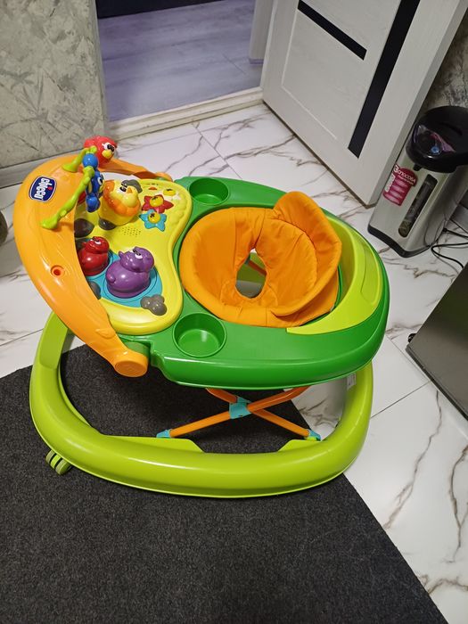 Продаётся фирменный ходунок chicco