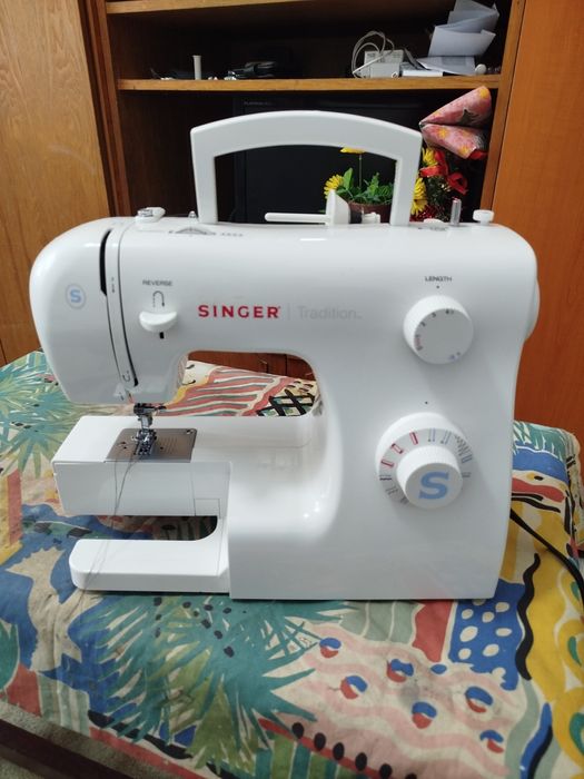 Mașina de cusut  singer  aproape noua