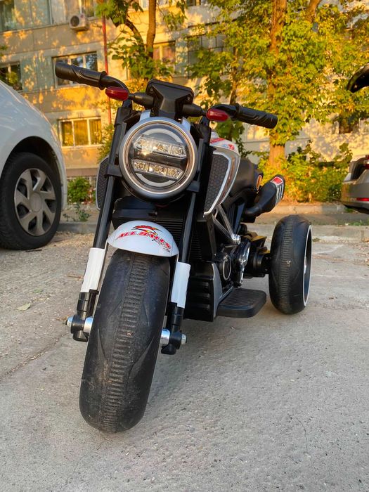 Motocicleta electrica cu 3 roti pentru copii