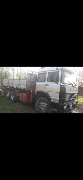 Vând camion  cu macara sau schimb