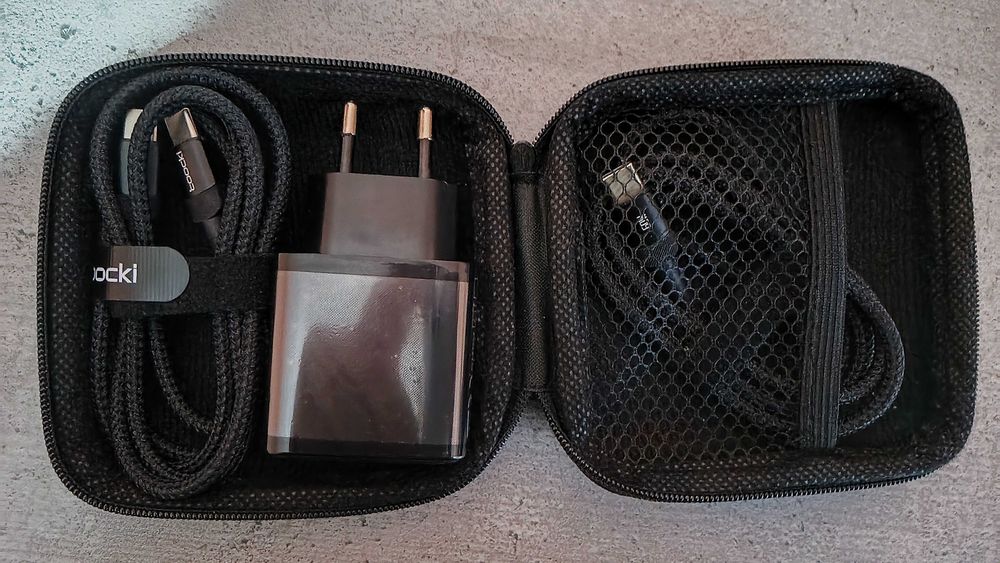 Incarcator Travel fast charger 2xPD25 Wtip C cu husa si cabluri, NOI